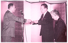 國井理事長（左）から修了証書を受ける修了生代表
